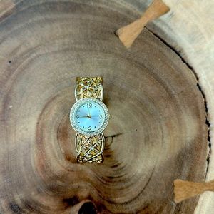 Beautiful Gold Tone Diamond Look Ladies Watch battery operated New Condition
